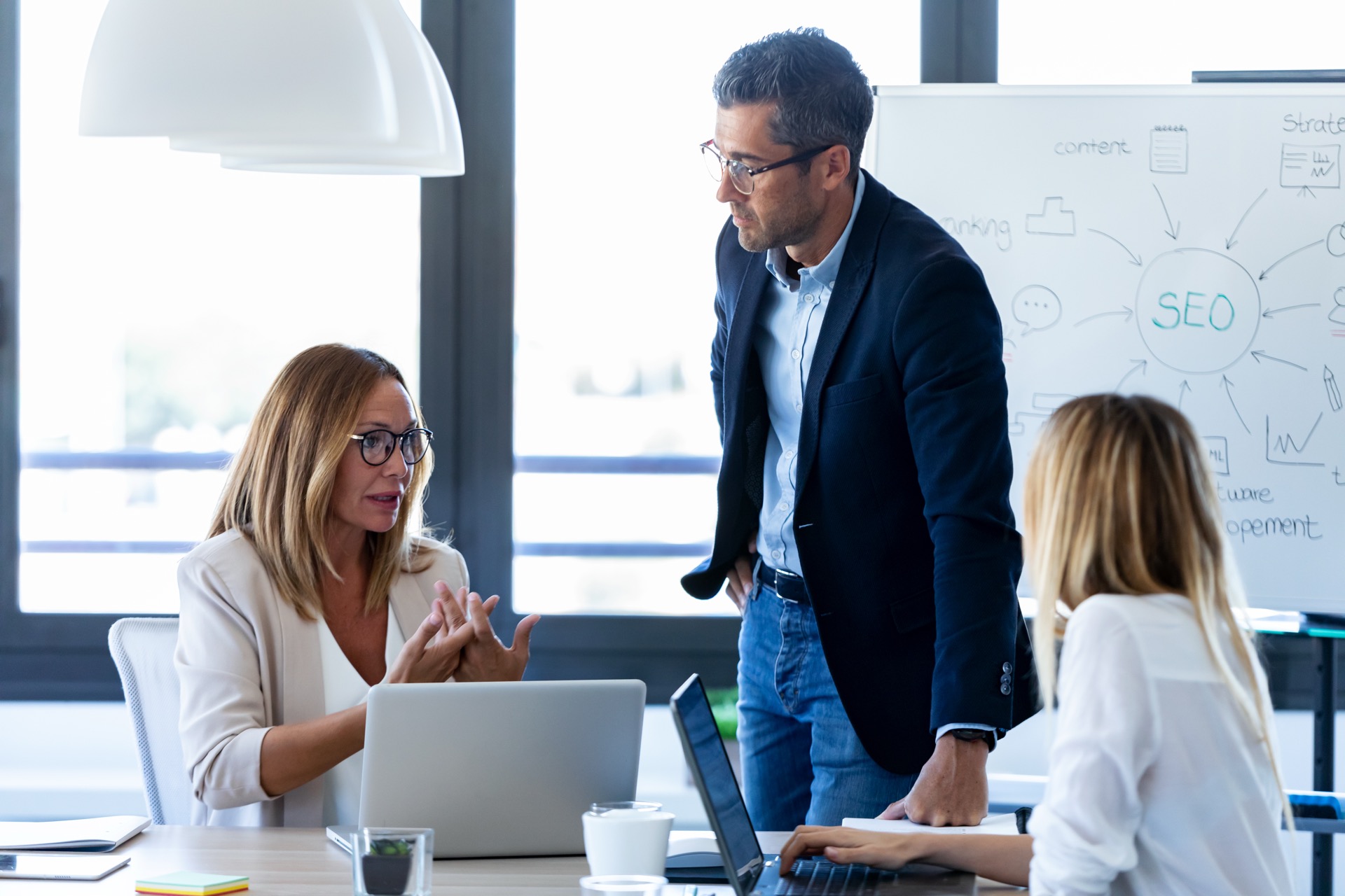 SEO-Beratung für Baden-Badener Premium-Dienstleister im modernen Meeting-Setup