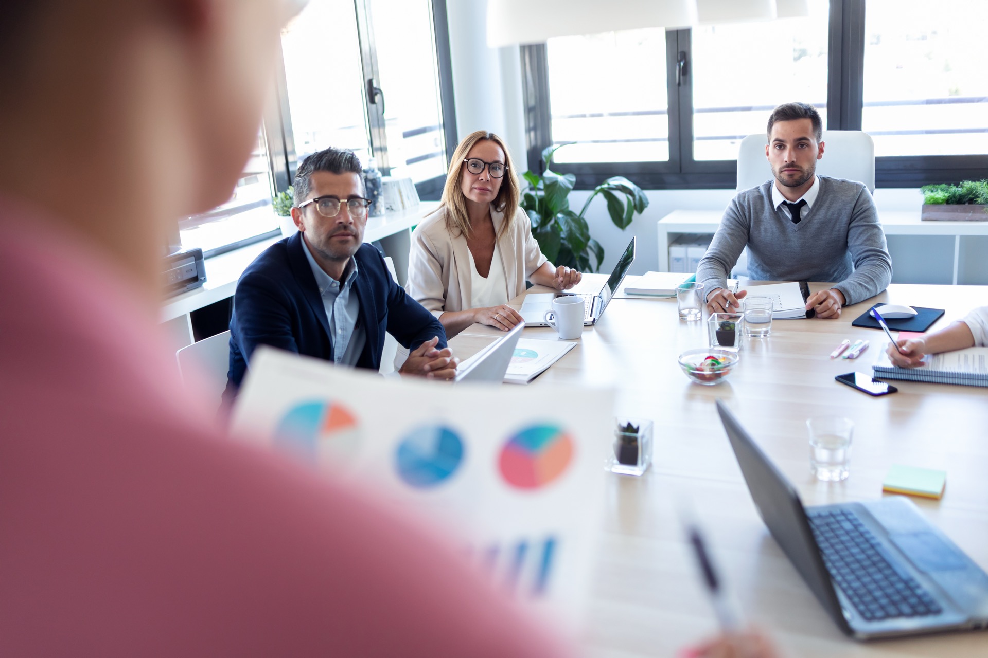 Analytics-Team prüft GA4-Funnel-Daten und Conversion-Pfade einer Karlsruher Kanzlei