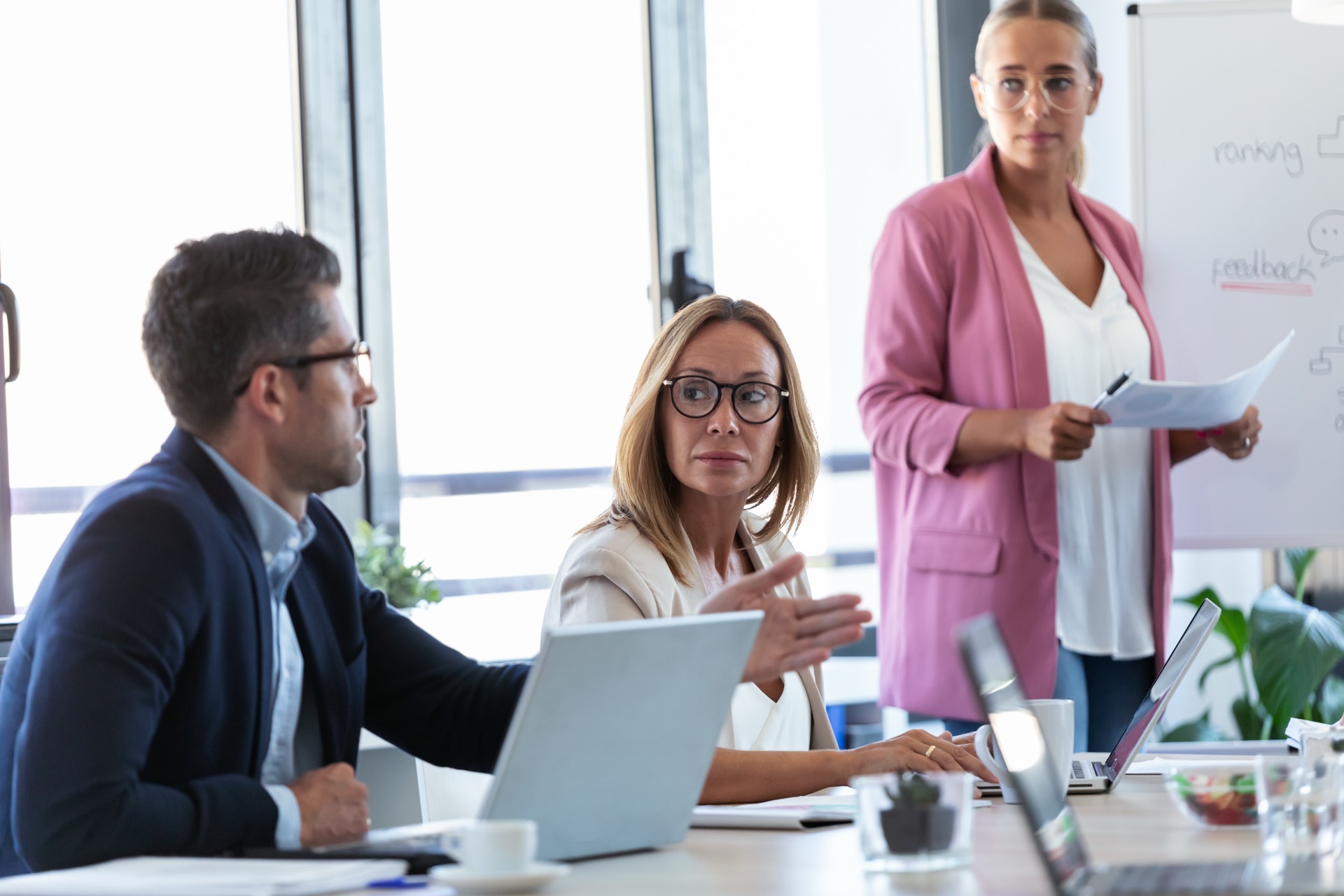 Karlsruher Online-Marketing-Team bei der Zusammenarbeit im modernen Büro in der TechnologieRegion